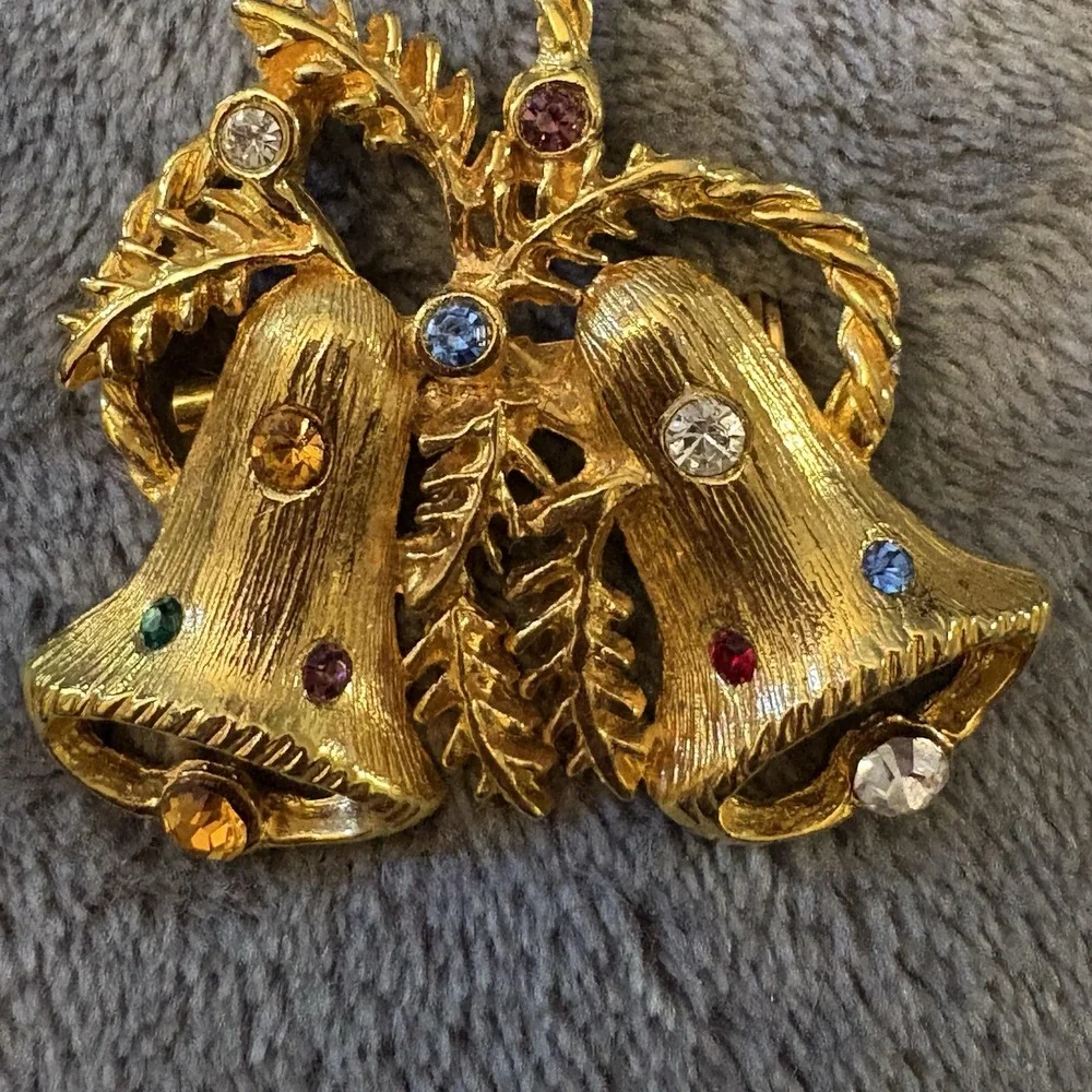 VTG 60s Christmas Bells Rhinestone Brooch Gold Tone Holiday‎ Pin Festive Sparkle